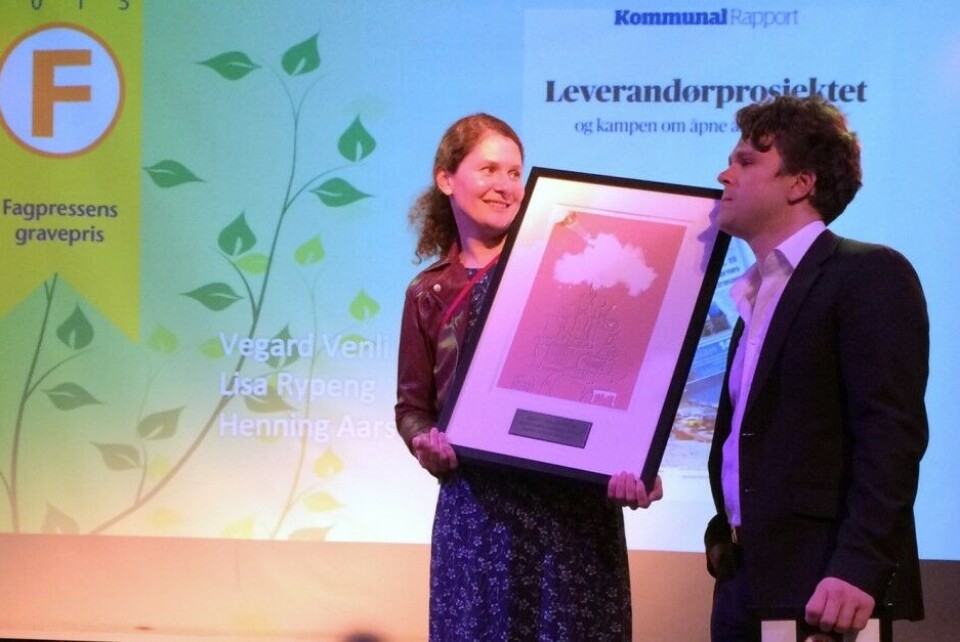 Kommunal Rapport vant i fjor Fagpressens gravepris for arbeidet med Leverandørdatabasen, en journalistisk jobb som i stor grad er blitt publisert i vår digitale dagsavis, ikke i den tradisjonelle ukeavisa. Lisa Rypeng, Vegard Venli og Henning Aarset (ikke til stede) var de som fikk prisen. Arkivfoto: Jan Inge Krossli Kommunal Rapport vant i fjor Fagpressens gravepris for arbeidet med Leverandørdatabasen, en journalistisk jobb som i stor grad er blitt publisert i vår digitale dagsavis, ikke i den tradisjonelle ukeavisa. Lisa Rypeng, Vegard Venli og Henning Aarset (ikke til stede) var de som fikk prisen. Arkivfoto: Jan Inge Krossli