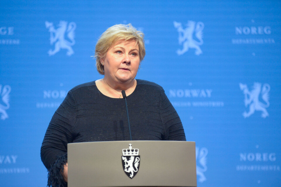 Statsminister Erna Solberg (H) forsvarer regjeringens vaksinestrategi. Statsminister Erna Solberg (H) forsvarer regjeringens vaksinestrategi.