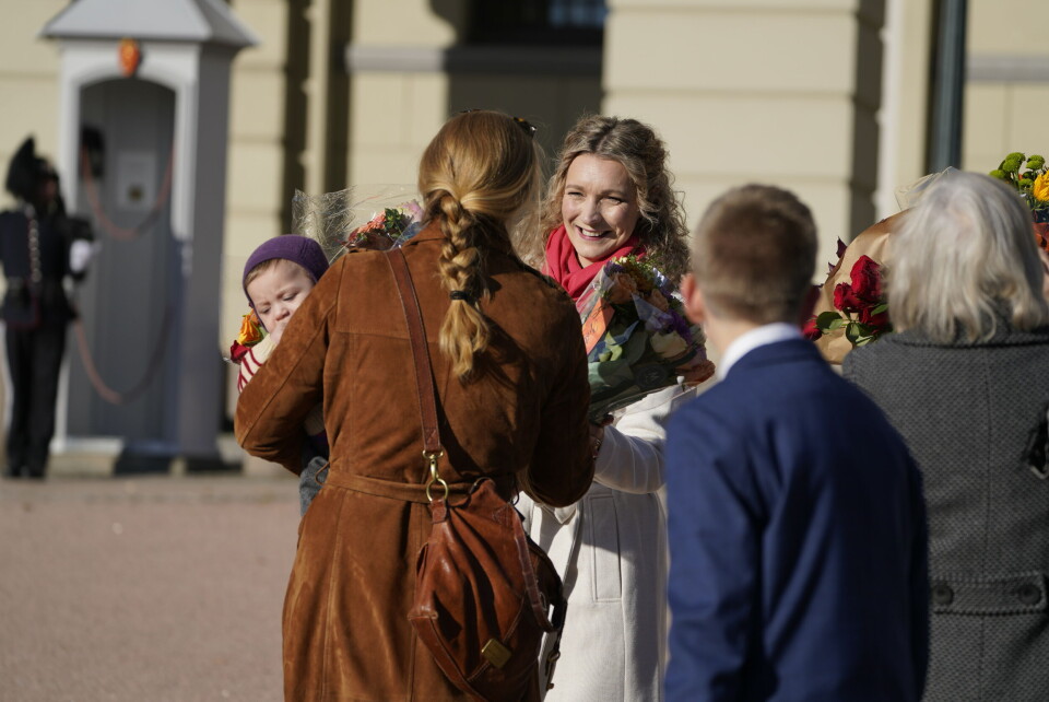 Fersk statsråd Karianne Tung (Ap) ble gratulert med blomster på slottsplassen mandag. Fersk statsråd Karianne Tung (Ap) ble gratulert med blomster på slottsplassen mandag.