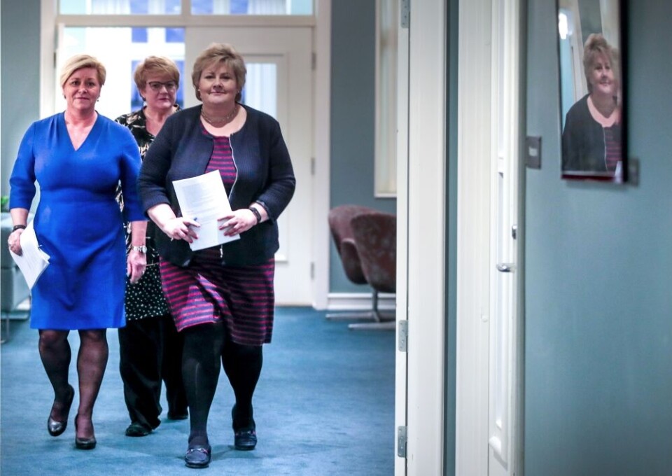 Partilederne Erna Solberg (H), Siv Jensen (Frp) (t.v.) og Trine Skei Grande (V) på Hotel Jeløy Radio etter at Venstre har besluttet at de vil gå inn i regjering med Høyre og Frp. Foto: Lise Åserud / NTB scanpix Partilederne Erna Solberg (H), Siv Jensen (Frp) (t.v.) og Trine Skei Grande (V) på Hotel Jeløy Radio etter at Venstre har besluttet at de vil gå inn i regjering med Høyre og Frp. Foto: Lise Åserud / NTB scanpix
