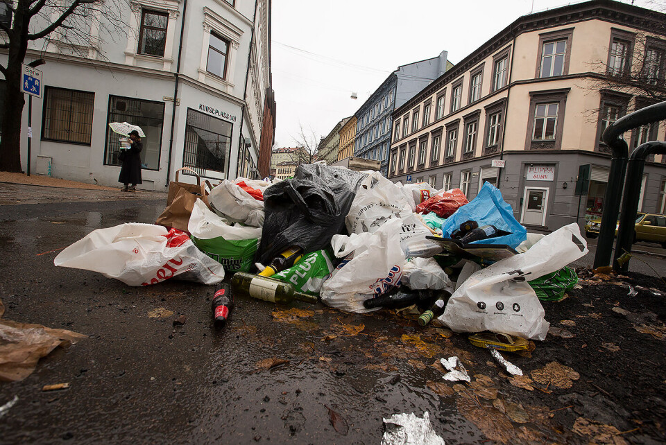 Etter at Oslo fikk ny leverandør av renovasjons tjenester 3. oktober, har den nye leverandøren hatt store problemer med å få hentet avfallet. Bildet er fra midten av november. Foto: Terje Bendiksby / NTB scanpix Etter at Oslo fikk ny leverandør av renovasjons tjenester 3. oktober, har den nye leverandøren hatt store problemer med å få hentet avfallet. Bildet er fra midten av november. Foto: Terje Bendiksby / NTB scanpix