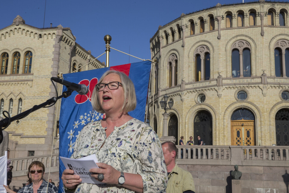 Leder Rita Helgesen i Norsk Lektorlag under en appell utenfor Stortinget i fjor. Som deltaker i regjeringens eksamensutvalg stiller hun seg kritisk til å avvikle dagens trekkordning. Foto: Vidar Ruud / NTB scanpix Leder Rita Helgesen i Norsk Lektorlag under en appell utenfor Stortinget i fjor. Som deltaker i regjeringens eksamensutvalg stiller hun seg kritisk til å avvikle dagens trekkordning. Foto: Vidar Ruud / NTB scanpix