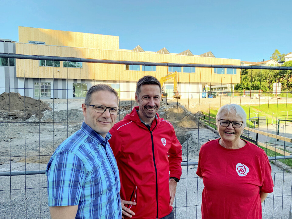 Ordfører Even Tronstad Sagebakken (i midten) og partifeller besøker Frøyland barneskole i Mandal i valgkampen. Her bygges det ny flerbrukshall. Foto: Ap Ordfører Even Tronstad Sagebakken (i midten) og partifeller besøker Frøyland barneskole i Mandal i valgkampen. Her bygges det ny flerbrukshall. Foto: Ap