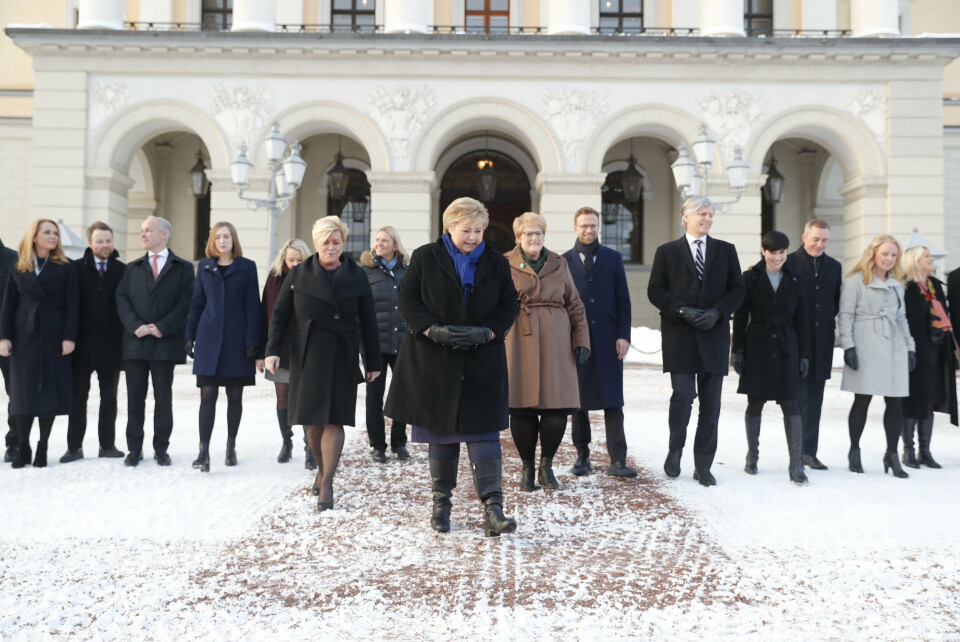 Oslo 20180117. Regjeringen Solberg på Slottsplassen etter ekstraordinært statsråd på Slottet. Statsminister Erna Solberg (H), finansminister Siv Jensen (Frp), kulturminister Trine Skei Grande (V), klima- og miljøminister Ola Elvestuen (V), minister for høyere utdanning og forskning Iselin Nybø (V), eldreminister Åse Michaelsen (Frp), bistands- og utviklingsminister Nikolai Astrup (H), justis- og innvandringsminister Sylvi Listhaug (Frp), barne- og likestillingsminister Linda Hofstad Helleland (H), kunnskapsminister Jan Tore Sanner (H), kommunal- og moderniseringsminister Monica Mæland (H), næringsminister Torbjørn Røe Isaksen (H), utenriksminister Ine Eriksen Søreide (H), forsvarsminister Frank Bakke-Jensen (H), helseminister Bent Høie (H), samferdselsminister Ketil Solvik-Olsen (Frp), arbeids- og sosialminister Anniken Hauglie (H), landbruks- og matminister Jon Georg Dale (Frp), fiskeriminister Per Sandberg (Frp) og olje- og energminister Terje Søviknes (Frp). Foto: Cornelius Poppe / NTB scanpix Oslo 20180117. Regjeringen Solberg på Slottsplassen etter ekstraordinært statsråd på Slottet. Statsminister Erna Solberg (H), finansminister Siv Jensen (Frp), kulturminister Trine Skei Grande (V), klima- og miljøminister Ola Elvestuen (V), minister for høyere utdanning og forskning Iselin Nybø (V), eldreminister Åse Michaelsen (Frp), bistands- og utviklingsminister Nikolai Astrup (H), justis- og innvandringsminister Sylvi Listhaug (Frp), barne- og likestillingsminister Linda Hofstad Helleland (H), kunnskapsminister Jan Tore Sanner (H), kommunal- og moderniseringsminister Monica Mæland (H), næringsminister Torbjørn Røe Isaksen (H), utenriksminister Ine Eriksen Søreide (H), forsvarsminister Frank Bakke-Jensen (H), helseminister Bent Høie (H), samferdselsminister Ketil Solvik-Olsen (Frp), arbeids- og sosialminister Anniken Hauglie (H), landbruks- og matminister Jon Georg Dale (Frp), fiskeriminister Per Sandberg (Frp) og olje- og energminister Terje Søviknes (Frp). Foto: Cornelius Poppe / NTB scanpix