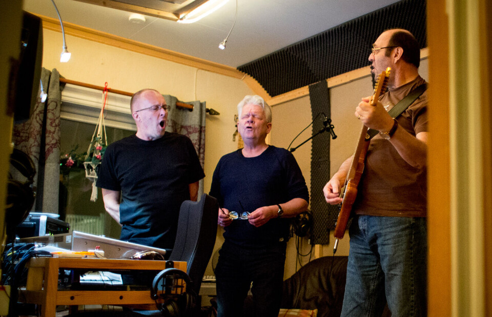 Trening, turgåing og samvær med familie og venner er viktig for ordførerne når de skal lade batteriene. Rælingen-ordfører Øivind Sand (midten) kopler av med sang. Her med bandet Nitty & The Noodles hvor ungdomsvennene Ulf Klemp (t.v.) og Kjell Nitteberg er med. Foto: Magnus Bjørke Trening, turgåing og samvær med familie og venner er viktig for ordførerne når de skal lade batteriene. Rælingen-ordfører Øivind Sand (midten) kopler av med sang. Her med bandet Nitty & The Noodles hvor ungdomsvennene Ulf Klemp (t.v.) og Kjell Nitteberg er med. Foto: Magnus Bjørke
