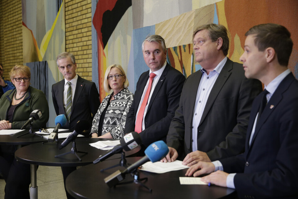 Regjeringspartiene, KrF og Venstre ble i desember enige med Arbeiderpartiet og Senterpartiet om et asylforlik. Fra v. Trine Skei Grande (V), Jonas Gahr Støre (Ap), Marit Arnstad (Sp), Trond Helleland (H), Harald Tom Nesvik (Frp) og Knut Arild Hareide (Krf). Foto: Vidar Ruud / NTB scanpix Regjeringspartiene, KrF og Venstre ble i desember enige med Arbeiderpartiet og Senterpartiet om et asylforlik. Fra v. Trine Skei Grande (V), Jonas Gahr Støre (Ap), Marit Arnstad (Sp), Trond Helleland (H), Harald Tom Nesvik (Frp) og Knut Arild Hareide (Krf). Foto: Vidar Ruud / NTB scanpix
