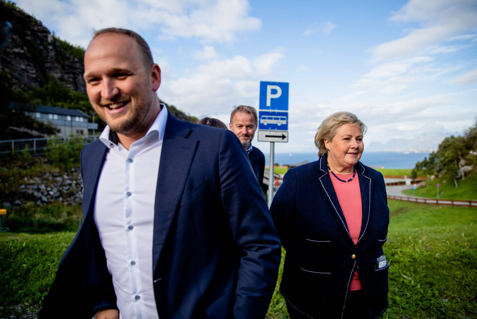 Statsminister Erna Solberg og samferdselsminister Jon Georg Dale la fram en trafikknyhet under et besøk på Mind-senteret i Bodø mandag. I bakgrunnen står Høyres ordførerkandidat i Bodø, Lars Vestnes. Foto: Stian Lysberg Solum / NTB scanpix Statsminister Erna Solberg og samferdselsminister Jon Georg Dale la fram en trafikknyhet under et besøk på Mind-senteret i Bodø mandag. I bakgrunnen står Høyres ordførerkandidat i Bodø, Lars Vestnes. Foto: Stian Lysberg Solum / NTB scanpix