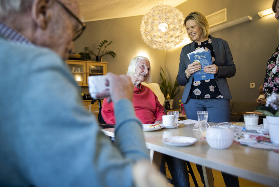 Eldre- og folkehelseminister Sylvi Listhaug (Frp) håper sykehjemskjøkken vil hjelpe flere eldre til å få i seg nok, næringsrik mat. I mars møtte hun Anni Danielsen og Nils Mørk på Hobøl Bo- og behandlingssenter. Foto: Berit Roald / NTB scanpix Eldre- og folkehelseminister Sylvi Listhaug (Frp) håper sykehjemskjøkken vil hjelpe flere eldre til å få i seg nok, næringsrik mat. I mars møtte hun Anni Danielsen og Nils Mørk på Hobøl Bo- og behandlingssenter. Foto: Berit Roald / NTB scanpix