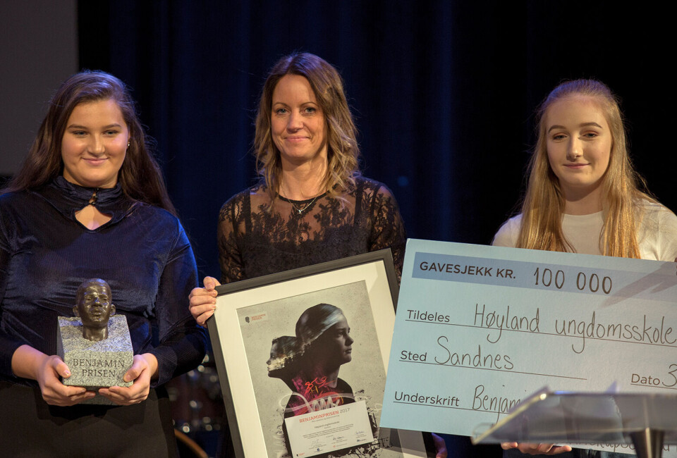 Benjaminprisen 2017 ble tirsdag tildelt Høyland ungdomsskole. Fra venstre: Elevrådsleder Tara Espeland, rektor Vigdis Vatn og elevrådsmedlem Sigrid Gjersvik. Foto: Kenneth Stevenson / Høyland ungdomsskole / NTB scanpix Benjaminprisen 2017 ble tirsdag tildelt Høyland ungdomsskole. Fra venstre: Elevrådsleder Tara Espeland, rektor Vigdis Vatn og elevrådsmedlem Sigrid Gjersvik. Foto: Kenneth Stevenson / Høyland ungdomsskole / NTB scanpix