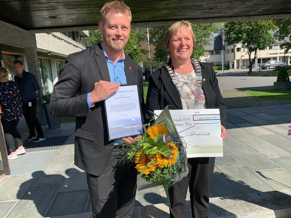 Statssekretær Tommy Skjervold delte ut prisen til ordfører i Nord-Aurdal kommune, Inger Torun Klosbøle. Foto: Ramstad/Statens vegvesen Statssekretær Tommy Skjervold delte ut prisen til ordfører i Nord-Aurdal kommune, Inger Torun Klosbøle. Foto: Ramstad/Statens vegvesen