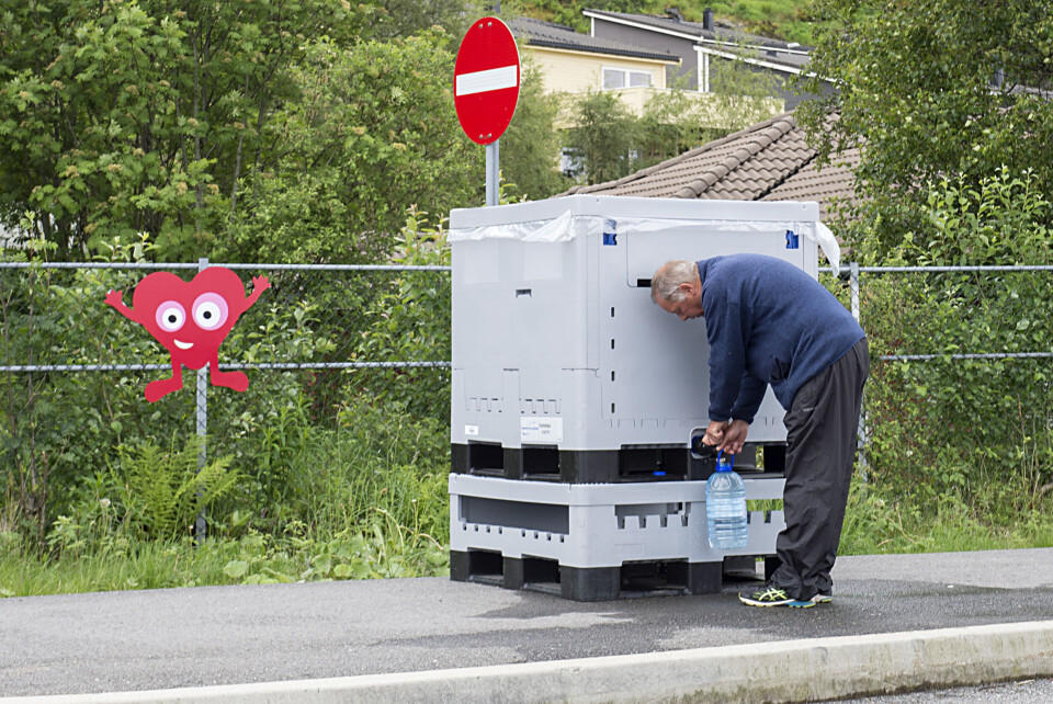 Vanntanker er plassert rundt på Askøy der folk som er tilknyttet Kleppe vannverk kan tappe vann. Her fra Juvikflaten. Foto: Marit Hommedal / NTB scanpix Vanntanker er plassert rundt på Askøy der folk som er tilknyttet Kleppe vannverk kan tappe vann. Her fra Juvikflaten. Foto: Marit Hommedal / NTB scanpix