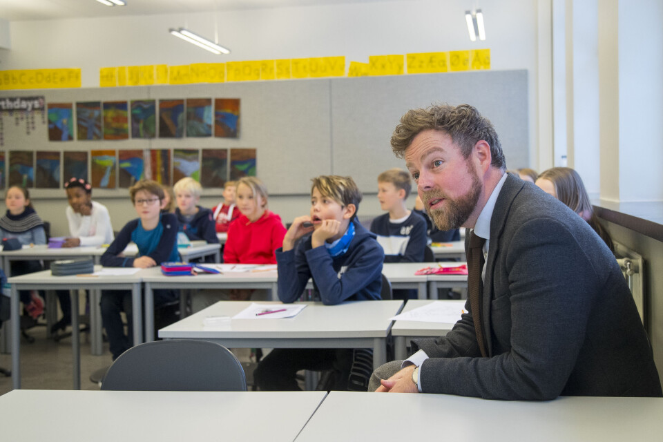 Kunnskapsminister Torbjørn Røe Isaksen på besøk på Berg skole i Oslo tirsdag. Nå følger Røe Isaksen opp vedtaket i Stortinget om å innføre mobbeombud i alle fylkeskommuner. Foto: Heiko Junge / NTB scanpix Kunnskapsminister Torbjørn Røe Isaksen på besøk på Berg skole i Oslo tirsdag. Nå følger Røe Isaksen opp vedtaket i Stortinget om å innføre mobbeombud i alle fylkeskommuner. Foto: Heiko Junge / NTB scanpix