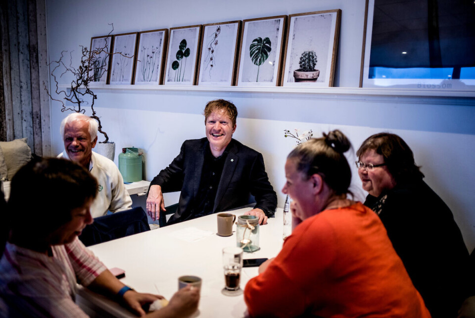 Sigbjørn Gjelsvik (Sp) var innom den felles valgvaken til Sp og Ap i Sørum før han dro til valgvaken i Oslo. Foto: Magnus Knutsen Bjørke Sigbjørn Gjelsvik (Sp) var innom den felles valgvaken til Sp og Ap i Sørum før han dro til valgvaken i Oslo. Foto: Magnus Knutsen Bjørke