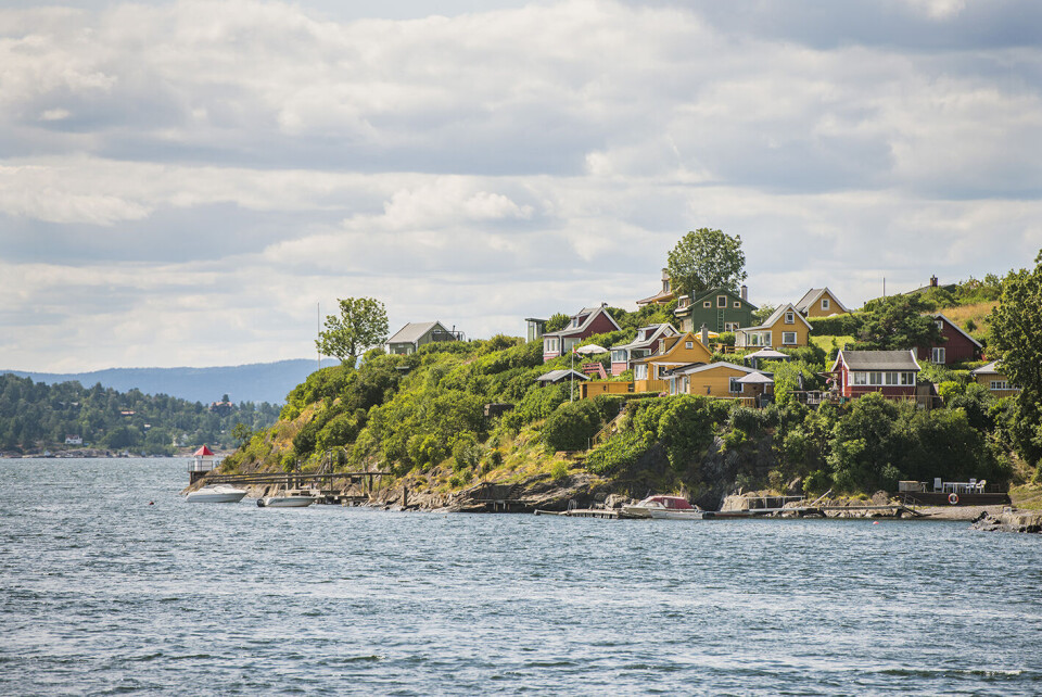 Færre søker om å bygge langs kysten, men likevel gjøres stadig mer av strandsonen utilgjengelig for allmennheten. Foto: Fredrik Varfjell / NTB scanpix Færre søker om å bygge langs kysten, men likevel gjøres stadig mer av strandsonen utilgjengelig for allmennheten. Foto: Fredrik Varfjell / NTB scanpix