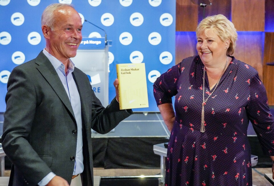 Tidligere denne uka overrakte statsminister Erna Solberg finansminister Jan Tore Sanner den ferske romanen av Zeshan Shakar før hun innledet for Høyres stortingsgruppe og regjeringsmedlemmer under en konferanse i Oslo. Gul bok er også navnet på et av dokumentene som følger forslaget til statsbudsjett. Tidligere denne uka overrakte statsminister Erna Solberg finansminister Jan Tore Sanner den ferske romanen Gul bok av Zeshan Shakar før hun innledet for Høyres stortingsgruppe og regjeringsmedlemmer under en konferanse i Oslo. Gul bok er også navnet på et av dokumentene som følger forslaget til statsbudsjett.