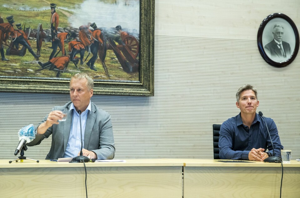 Barnehager og SFO i Indre Østfold stenges etter smitteutbrudd Kommuneoverlege Jan Børre Johansen th. og ordfører i Indre Østfold kommune Saxe Frøshaug på pressekonferansen om koronasmitte i Askim.