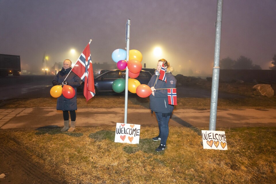 De syriske asylsøkerne på plass i Norge Henriette Lycke Røed og Birgitte Andreassen ventet onsdag kveld på flyktningene fra Moria-leiren med flagg, ballonger og plakater ved ankomstsenteret i Råde.