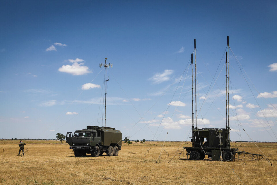 Her demonstrerer det russiske forsvaret hvordan en R-330Zh Zhitel-jammer kan brukes til å blokkere GPS-signalene i en gitt radius fra senderne. En slik jammer kan være en av støykildene til luftfarten i Nord-Norge Her demonstrerer det russiske forsvaret hvordan en R-330Zh Zhitel-jammer kan brukes til å blokkere GPS-signalene i en gitt radius fra senderne. En slik jammer kan være en av støykildene til luftfarten i Nord-Norge