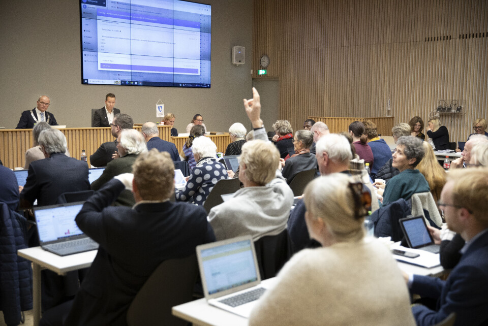 Den kommunale saksbehandlingen blir sjelden lammet av en inhabil kommunedirektør. Normalt kan underordnede fremdeles fremme saker og innstillinger til kommunens folkevalgte organer, skriver Stig Eidissen og Erland Aamodt. Den kommunale saksbehandlingen blir sjelden lammet av en inhabil kommunedirektør. Normalt kan underordnede fremdeles fremme saker og innstillinger til kommunens folkevalgte organer, skriver Stig Eidissen og Erland Aamodt.