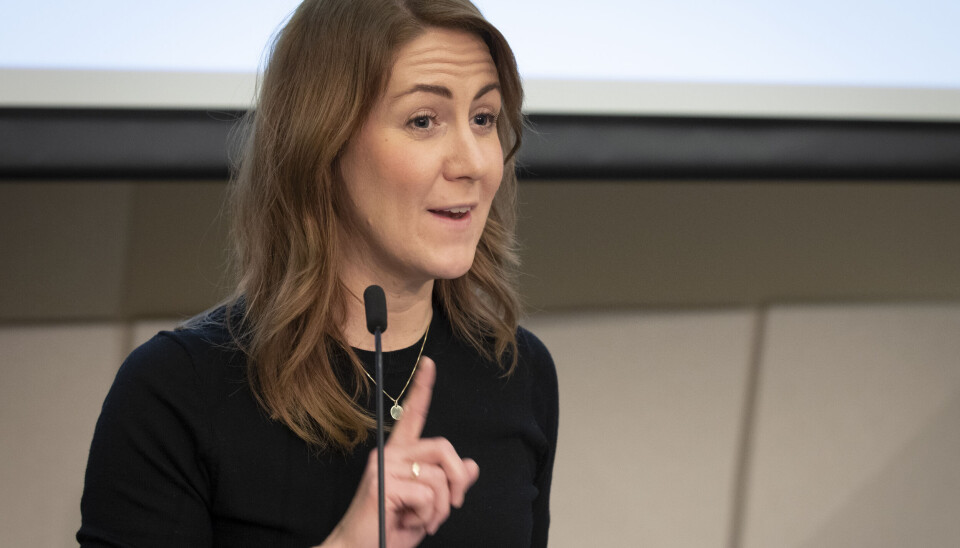 Arbeidsminister Tonje Brenna (Ap) holder døren åpen for et forslag om en nasjonal arbeidsmiljøstrategi for å få ned kvinners sykefravær.