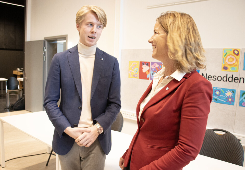 Tage Slind Jensen (H) er ny varaordfører i Nesodden. Cathrine Kjenner Forsland (Ap) er gjenvalgt som ordfører. Sammen med KrF har de flertall, og avtalen er at de skal bli enige om budsjett og økonomiplan. De har også fordelt verv seg imellom. Tage Slind Jensen (H) er ny varaordfører i Nesodden. Cathrine Kjenner Forsland (Ap) er gjenvalgt som ordfører. Sammen med KrF har de flertall, og avtalen er at de skal bli enige om budsjett og økonomiplan. De har også fordelt verv seg imellom.