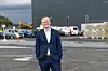 Ordfører Robert Cornels Nordli (Ap) foran første del av Morrow Batteries batterifabrikk i Eyde Material Park i Arendal. – Sammen skal vi lage verdens mest bærekraftige batterier, sier han.
