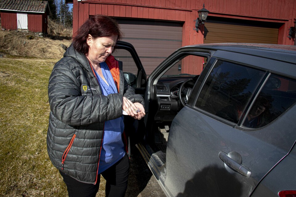 Charlott Wielecki er hjelpepleier i hjemmetjenesten i Aurskog-Høland. Hver dag må hun rengjøre alt utstyr hun bruker grundig. Etter hvert hjemmebesøk spriter hun hender og vasker ratt og girstang i bilen. Charlott Wielecki er hjelpepleier i hjemmetjenesten i Aurskog-Høland. Hver dag må hun rengjøre alt utstyr hun bruker grundig. Etter hvert hjemmebesøk spriter hun hender og vasker ratt og girstang i bilen.