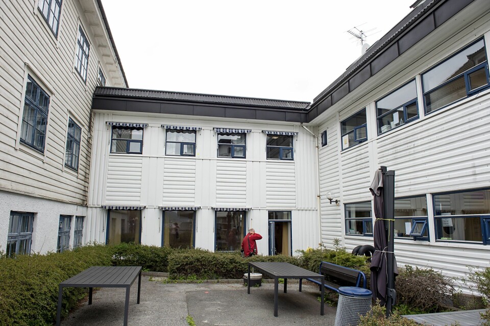 Under koronakrisen sa flere eldre i Bergen nei til sykehjemsplass i frykt for å bli smittet. Nå er situasjonen i ferd med å normalisere seg, men færre ønsker å bo på Metodisthjemmet – som er det sykehjemmet i landet med flest koronadødsfall. Under koronakrisen sa flere eldre i Bergen nei til sykehjemsplass i frykt for å bli smittet. Nå er situasjonen i ferd med å normalisere seg, men færre ønsker å bo på Metodisthjemmet – som er det sykehjemmet i landet med flest koronadødsfall.