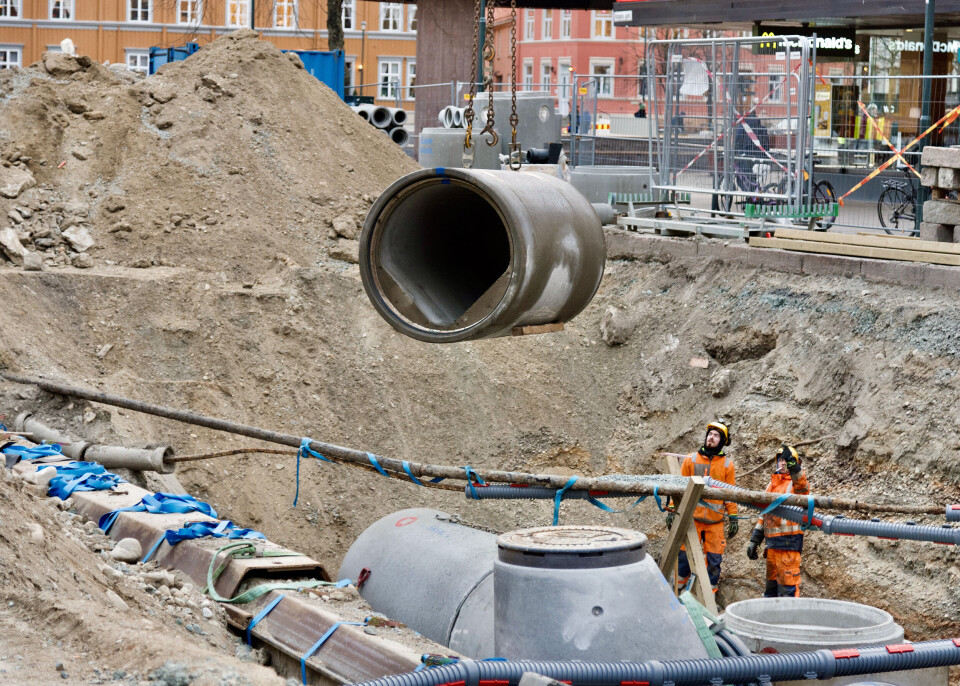 På Torvet i Trondheim ble store betongrør brukt for å bygge såkalte fordrøyningsbasseng, hvor overvann fra kraftige regnskyll lagres og forsinkes for å hindre oversvømmelser. På Torvet i Trondheim ble store betongrør brukt for å bygge såkalte fordrøyningsbasseng, hvor overvann fra kraftige regnskyll lagres og forsinkes for å hindre oversvømmelser.