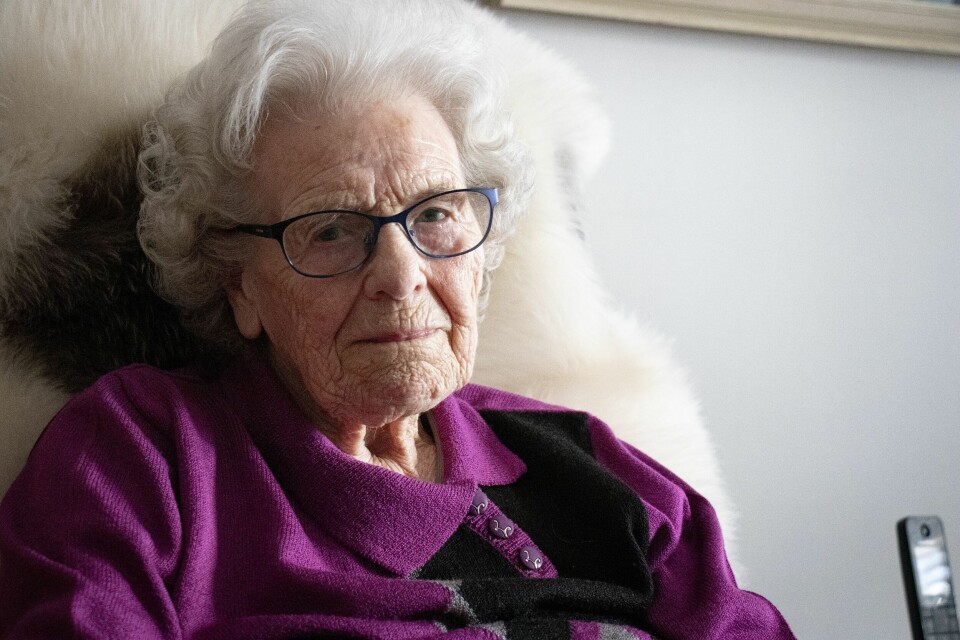 – Det går greit, det er bare nye rutiner Jensine Johanne Ervik (95) fra Nesodden mener koronaepidemien og tiltakene rundt den er verre enn under krigen.