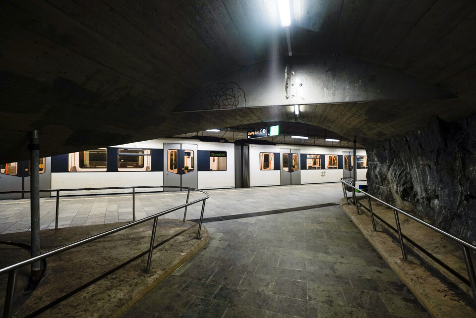 T-banen til Ellingsrudåsen stasjon på T-bane linje 2 skal som et prøveprosjekt ha avganger mellom Østerås og Ellingsrud hele natten en natt i uken. T-banen til Ellingsrudåsen stasjon på T-bane linje 2 skal som et prøveprosjekt ha avganger mellom Østerås og Ellingsrud hele natten en natt i uken.