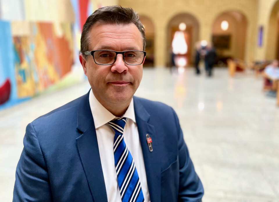 Frank Sve sier Frp vil opptre konstruktivt i fylkestinget, der det fortsatt er borgerlig flertall, men at de ikke lenger er bundet av noen avtale, og derfor vil kjøre fram partiets egen politikk. Frank Sve sier Frp vil opptre konstruktivt i fylkestinget, der det fortsatt er borgerlig flertall, men at de ikke lenger er bundet av noen avtale, og derfor vil kjøre fram partiets egen politikk.