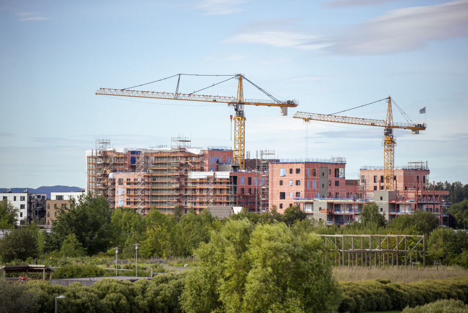 Når boligene i byene blir dyrere, må flere pendle. Høye bokostnader vil kunne føre til økte lønnskrav som kan gi høyere prisvekst generelt, skriver Anne-Kari Bratten og Bård Folke Fredriksen. Når boligene i byene blir dyrere, må flere pendle. Høye bokostnader vil kunne føre til økte lønnskrav som kan gi høyere prisvekst generelt, skriver Anne-Kari Bratten og Bård Folke Fredriksen.