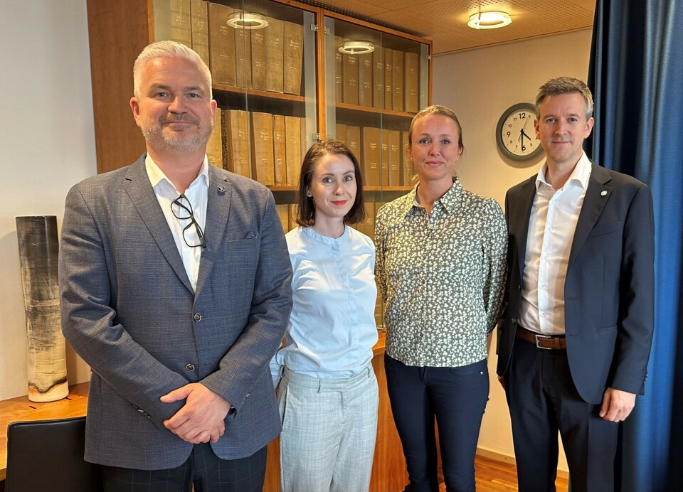 Får økonomisk krisehjelp av staten. Politikere vil ikke betale eiendomsskatt Statsforvalter Tom Cato Karlsen (t.v.) og kommunalminister Erling Sande (Sp) har gitt ordfører Hanna Sverdrup (t.v. i midten) og kommunedirektør Siri Halvorsen i Moskenes 15 millioner kroner i krisehjelp.