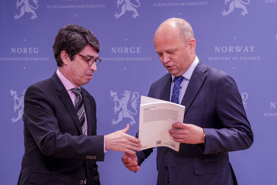 OECD-direktør Luiz de Mello overleverer OECDs toårige gjennomgang av norsk økonomi til finansminister Trygve Slagsvold Vedum (Sp) i Oslo torsdag. OECD-direktør Luiz de Mello overleverer OECDs toårige gjennomgang av norsk økonomi til finansminister Trygve Slagsvold Vedum (Sp) i Oslo torsdag.