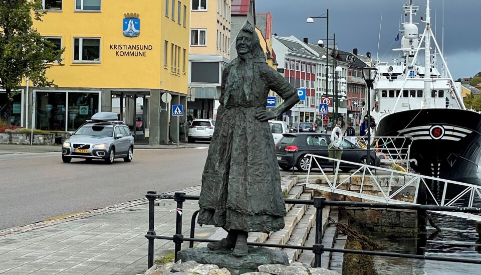 Kristiansund holder stand på Kommunebarometeret. Bildet viser skulpturen Klippfiskkjerringa og er en hyllest til klippfiskarbeiderne som i 300 år bidro til Kristiansunds store eksportindustri.