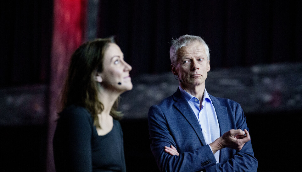Arbeids- og velferdsdirektør Hans Christian Holte er bekymret over at flere unge voksne verken er i arbeid eller jobb. Arbeids- og inkluderingsminister Tonje Brenna deler hans bekymring. Arbeids- og velferdsdirektør Hans Christian Holte og Arbeids- og inkluderingsminister Tonje Brenna sammen på scenen.