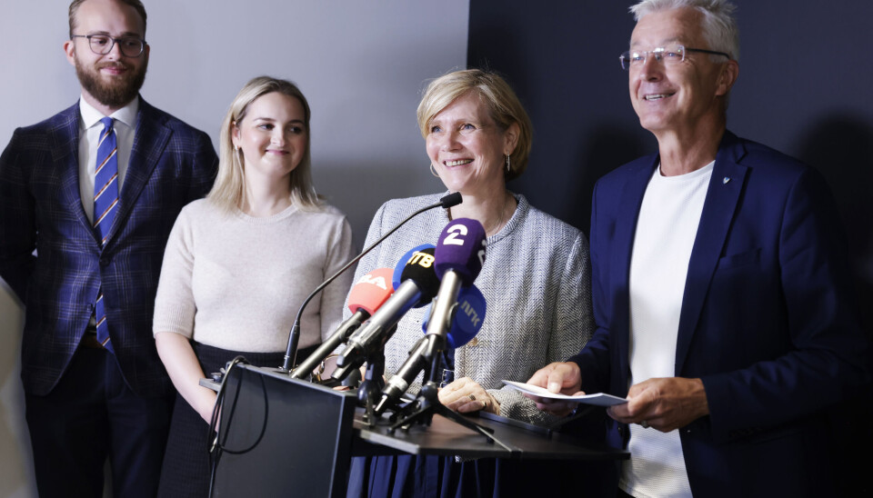 Christine B. Meyer (H) (i midten) og Jon Askeland (Sp) til høyre, la torsdag fram byrådet og fylkeskommunens enighet om Bybanen. Det er dog fortsatt ikke fattet vedtak. Fire personer bak ståbord med en skog av mikrofoner. Blant dem Christine B. Meyer (H) og Jon Askeland (Sp)