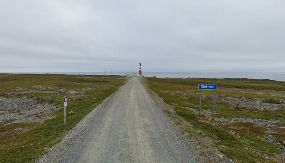 Denne grusveien i naturreservatet Slettnes valgte tidligere kommunedirektør i Gamvik i fjor å asfaltere. Nå har politiet gitt kommunen et forelegg på 750.000 kroner.