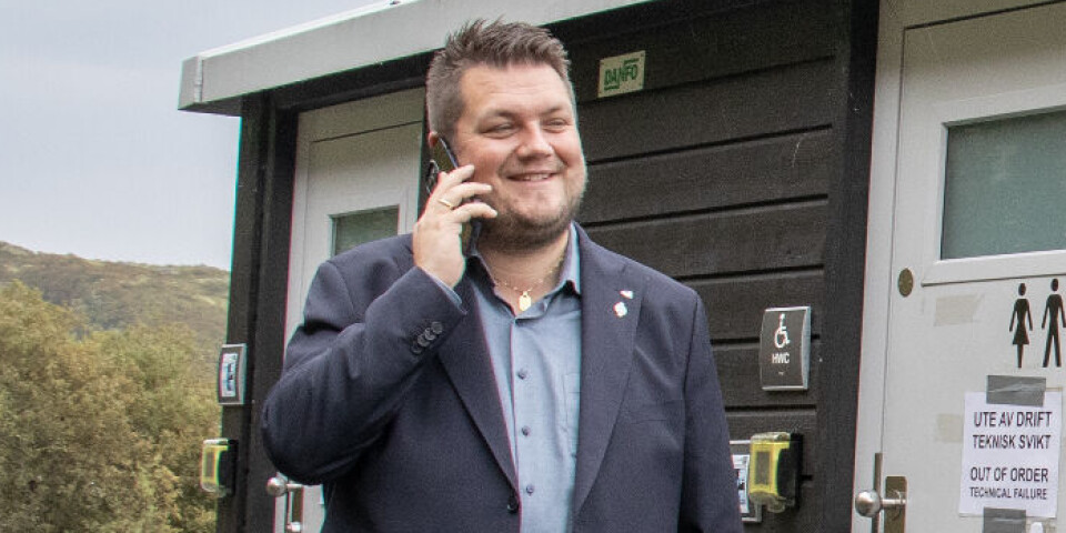 Står i turistspagat – vil ikke legge ned skoler for å finansiere dopapir