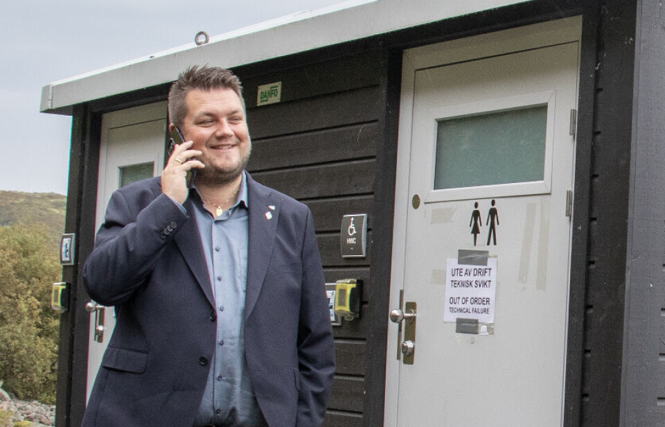 Står i turistspagat – vil ikke legge ned skoler for å finansiere dopapir