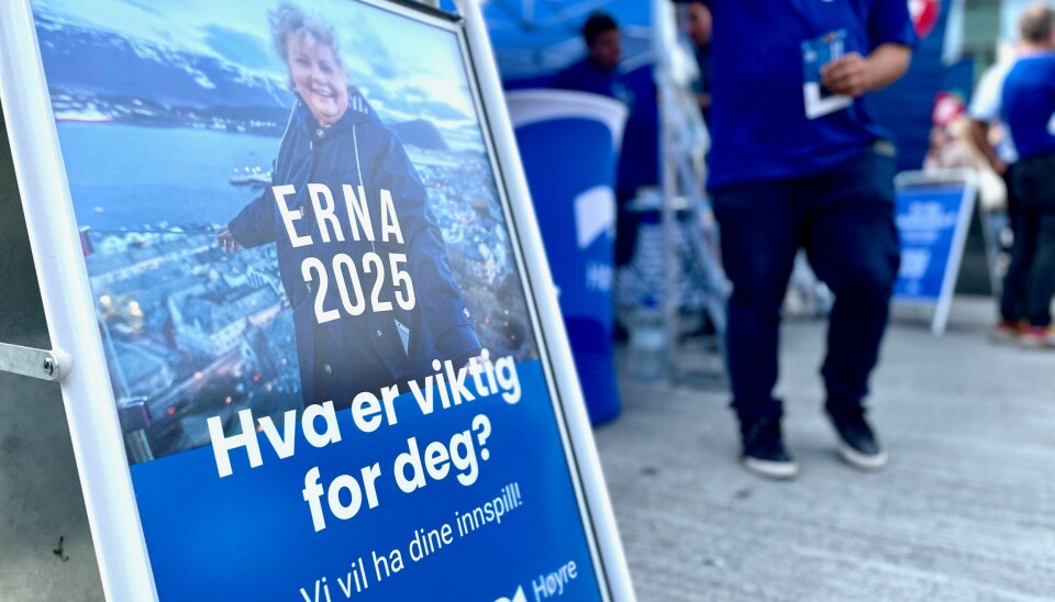 – Jeg savner en ærligere problembeskrivelse av hva som venter oss og hvilke tiltak som er egnet til å møte omstillingsbehovet i kommunene, skriver politisk redaktør Agnar Kaarbø om førsteutkastet til Høyres nye stortingsvalgprogram. Bilde fra en av Høyres valgkampboder. Foran: En bukk med valgplakat: 'Erna 2025 hva er viktig for deg?' Litt lenger bak: En person deler ut valgmateriell med blå t-skjorte med 'Erna 2025' på.