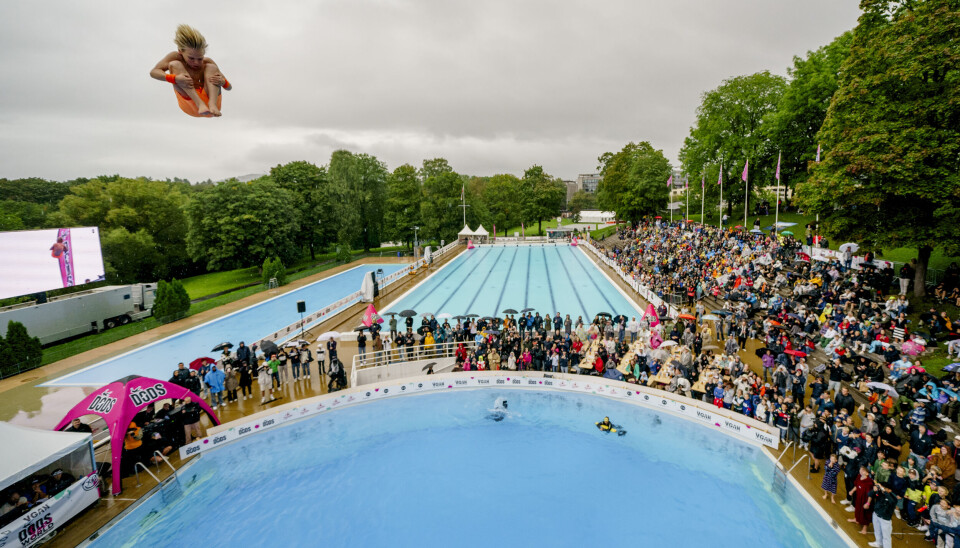 Herman Solstad i lufta under VM i Døds 2023 på Frognerbadet i Oslo. Nå blir badet stengt i to sesonger, for å rustes opp.