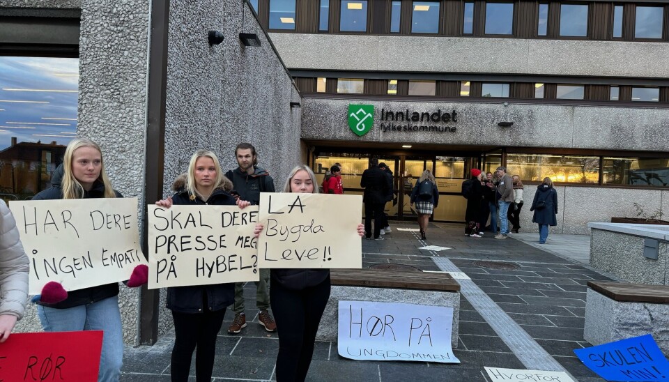 Mange elever forsøkte å overtale fylkespolitikerne i Innlandet til å stemme nei til skolenedleggelse foran fylkestingsmøtet onsdag. Nå jobber Lom og Skjåk med et alternativt skoletilbud.