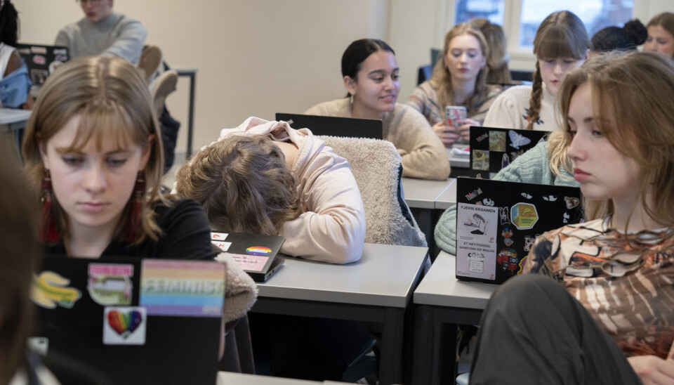 Sett frå klasserommet er minstenorm for lærartettleik heilt naudsynt for å sikre at ressursane kjem dit dei trengst, skriv Geir Røsvoll. Elever i klasserom.