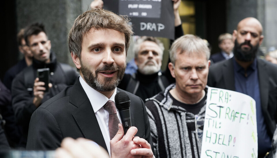 Helse- og omsorgsminister Jan Christian Vestre (Ap) ble møtt av demonstranter før han og beredskapsminister Emilie Enger Mehl (Sp) skulle legge fram rusreformen.