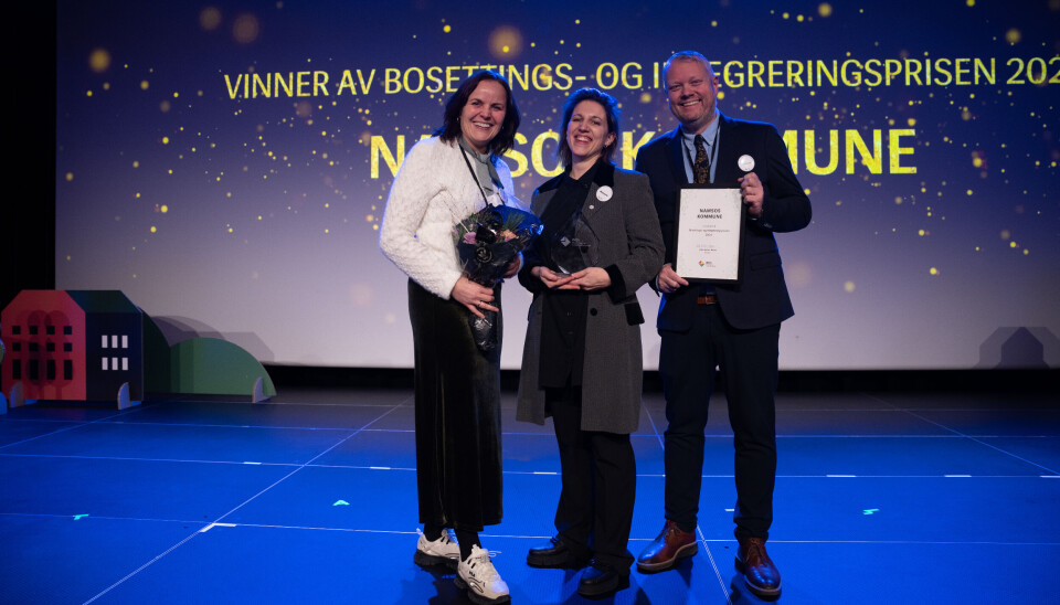 Glade prisvinnere (fra venstre): Ann Helen Westermann, virksomhetsleder i Innvandrertjenesten i Namsos kommune, Marte Karoline Sollien, daglig leder i Namdal næringsforening, og Amund Lein, ordfører i Namsos kommune.