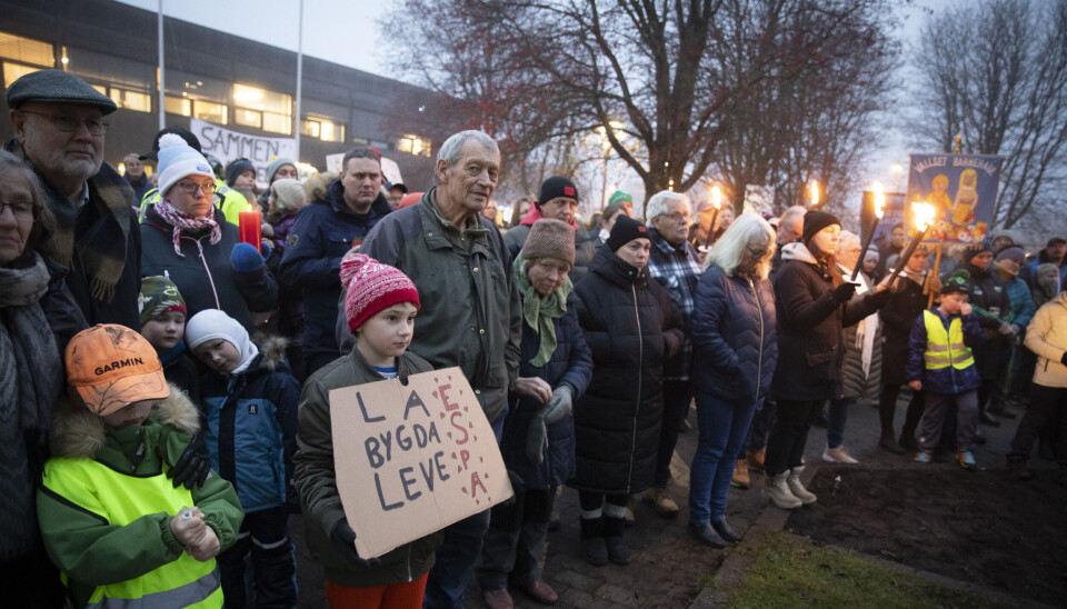 I november i fjor var det demonstrasjonar mot skulenedleggingane i Innlandet, her i forbindelse med eit kommunestyremøte i Stange.