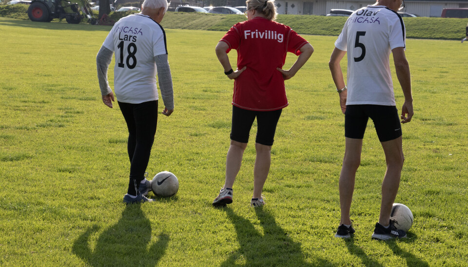 30 frivillige stiller opp på gåfotballtreningen i Tønsberg. De blir rekruttert gjennom sosiale medier og på folkemunne.