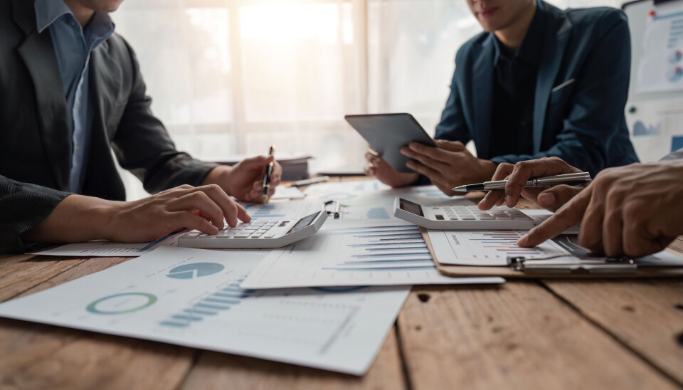 Den verste feilen en kan gjøre, er å unnlate å følge med og/eller la være å korrigere kursen før det er for sent. Derfor bør hele administrasjonen pålegges en kultur for løpende kontroll og budsjettdisiplin, skriver to tidligere rådmenn.